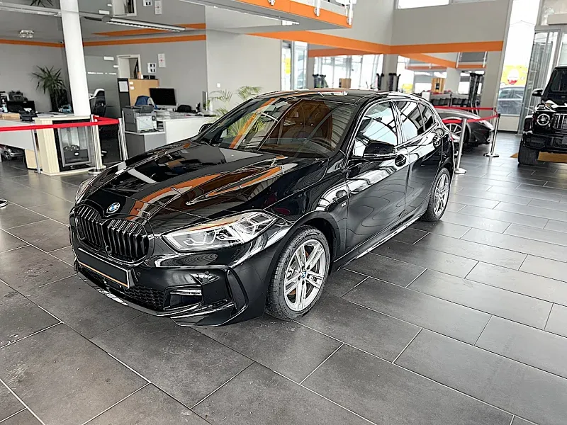 BMW 118 in Schwarz (Saphirschwarz metallic)