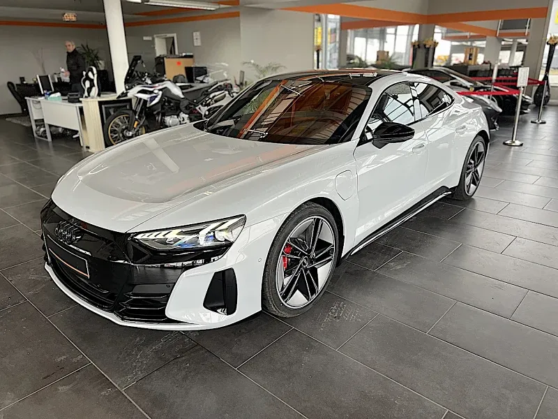 Audi e-tron in Grau (Suzukagrau Metallic)