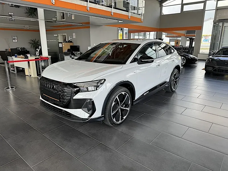 Audi Q4 in Grau (Taifungrau Metallic)